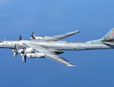 Tu-95MS: Σπάνιες εικόνες από το εσωτερικό του αεροσκάφους κατά τη διάρκεια αποστολής